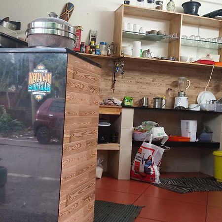 Abhi'S Cafe Avaduthura Kovalam Exteriör bild