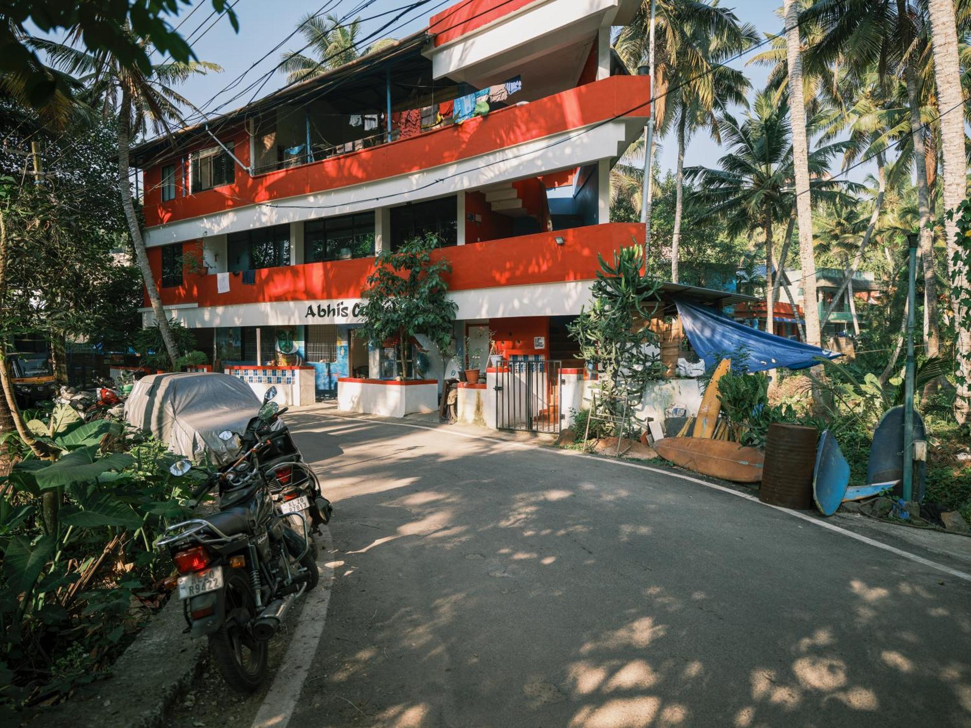 Abhi'S Cafe Avaduthura Kovalam Exteriör bild