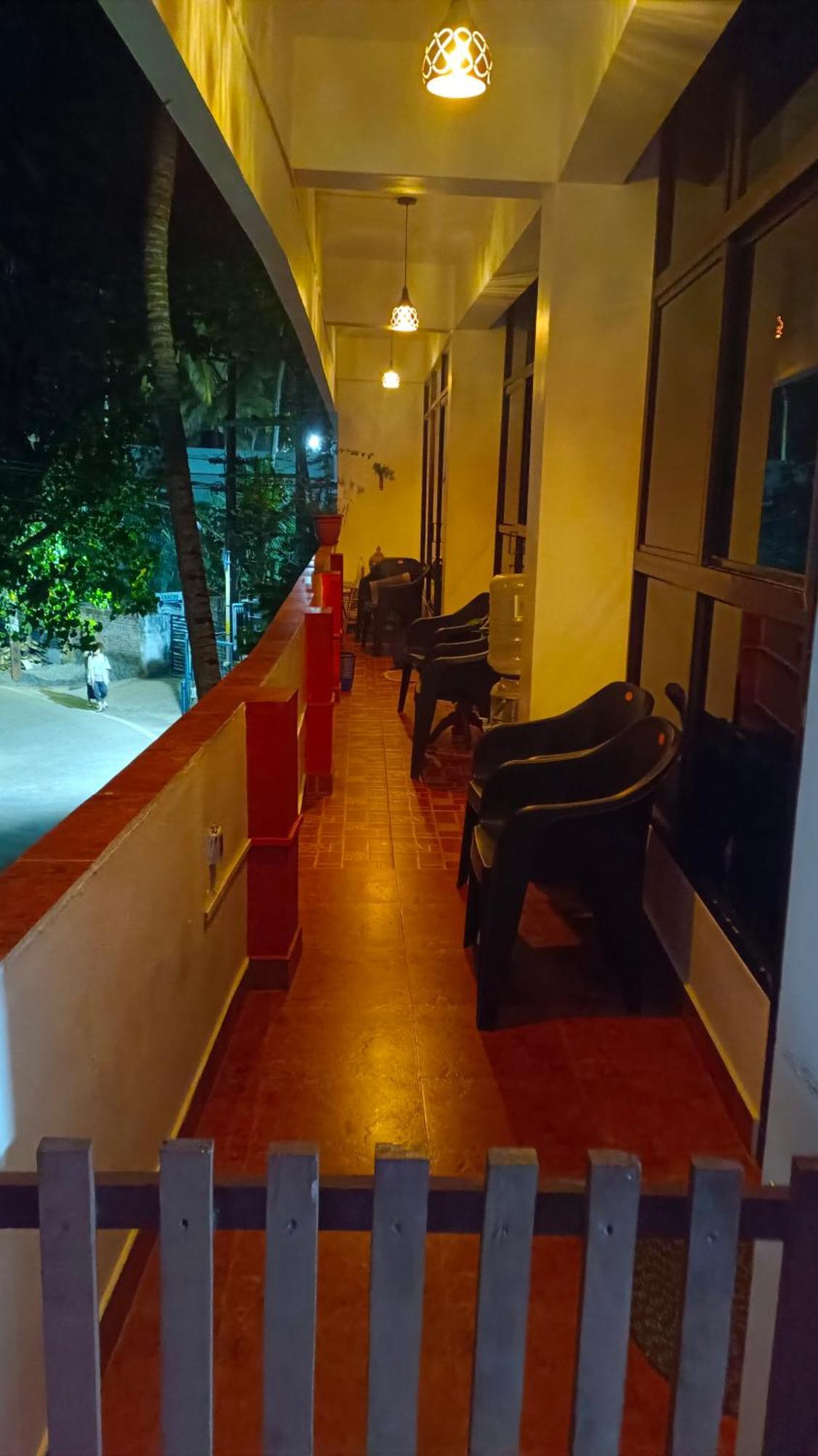 Abhi'S Cafe Avaduthura Kovalam Exteriör bild