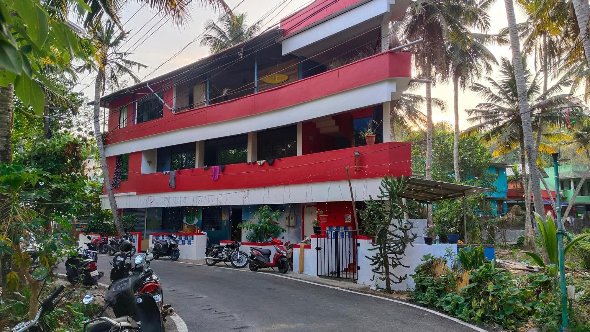 Abhi'S Cafe Avaduthura Kovalam Exteriör bild